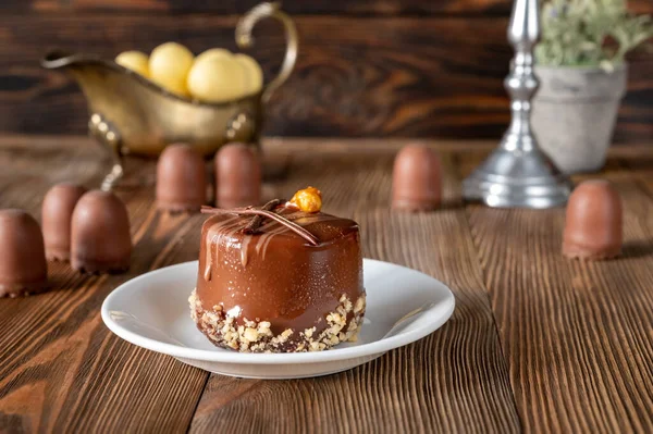 Украшенный Шоколадный Торт Шоколадным Зефиром — стоковое фото