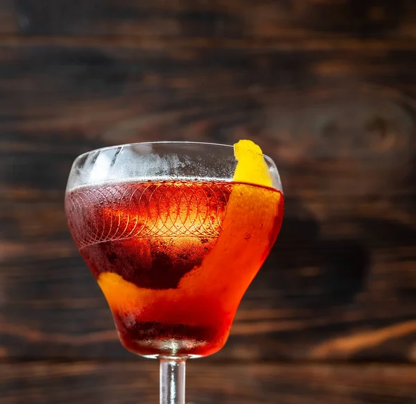 Glas Van Boulevardier Cocktail Wooen Achtergrond — Stockfoto