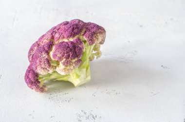 Beyaz arka planda mor karnabahar. Yakın plan.