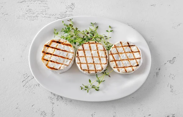 Queijo Camembert Grelhado Com Tomilho Fresco Flat Lay — Fotografia de Stock