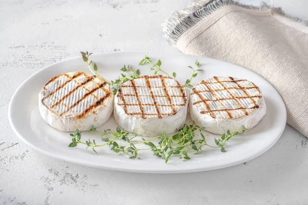 Grillezett Camembert Sajt Friss Kakukkfűvel Tányéron — Stock Fotó