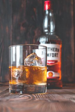 SUMY, UKRAINE - 1 Kasım 2020 'de Southern Comfort on the rocks. Southern Comfort, meyve ve baharat aksanlı Amerikan likör türüdür..