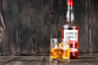 SUMY, UKRAINE - 1 Kasım 2020 'de Southern Comfort on the rocks. Southern Comfort, meyve ve baharat aksanlı Amerikan likör türüdür..