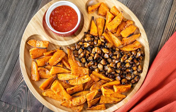 Gebakken Zoete Aardappel Met Gebakken Champignons Het Houten Dienblad — Stockfoto