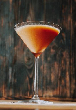 Bir bardak Trinidad Ekşi, ahşap arka planda.