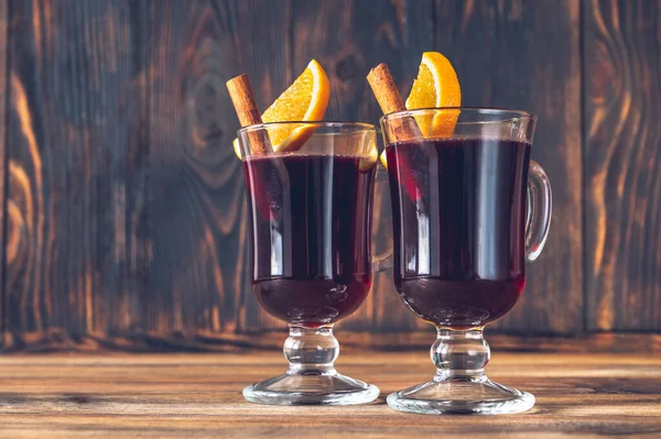 Copos Vinho Quente Decorados Com Canela Laranja — Fotografia de Stock