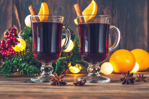 Copos Vinho Quente Com Ramo Árvore Chrismas — Fotografia de Stock