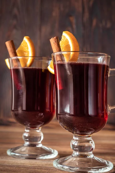 Ποτήρια Από Ζεστό Κρασί Γαρνιρισμένα Κανέλα Και Πορτοκάλι — Φωτογραφία Αρχείου