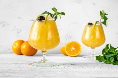 İki bardak karantina emri, naneli kokteyl.