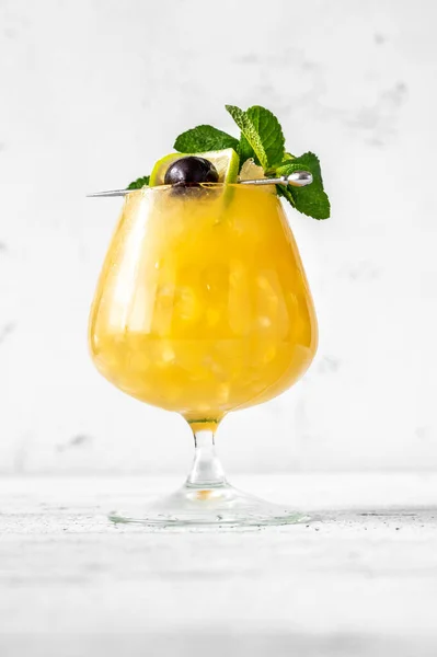 Glas Karantänbeställning Cocktail Garnerad Med Mynta — Stockfoto