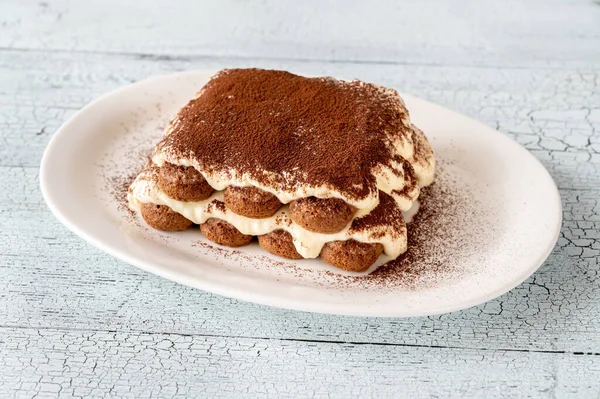 Portion Tiramisu Auf Weißem Servierteller — Stockfoto