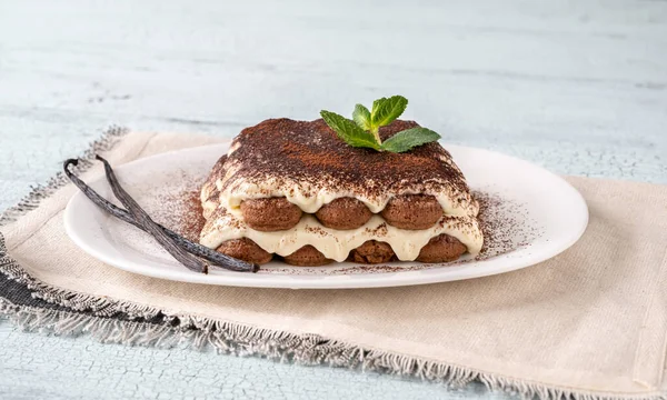 Portion Tiramisu Auf Weißem Servierteller — Stockfoto