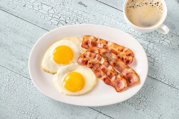 Uova Fritte Con Strisce Pancetta Sul Piatto Bianco — Foto Stock