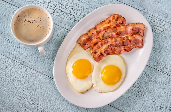 Uova Fritte Con Strisce Pancetta Sul Piatto Bianco — Foto Stock