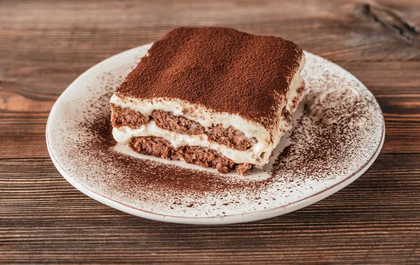 Porzione Dolce Italiano Tiramisù Fondo Ligneo — Foto Stock