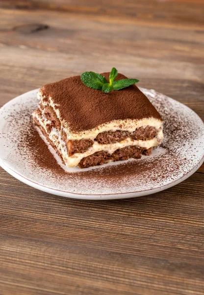 Porzione Dolce Italiano Tiramisù Fondo Ligneo — Foto Stock