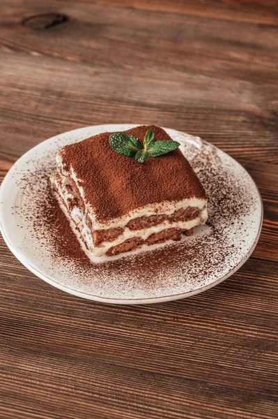 Portion Tiramisu Italienisches Dessert Auf Holzgrund — Stockfoto