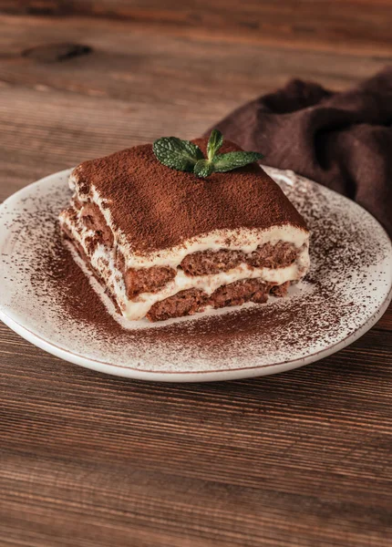 Portion Tiramisu Italienisches Dessert Auf Holzgrund — Stockfoto