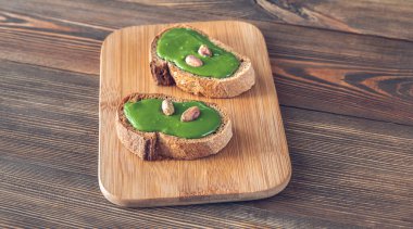 Beyaz tabakta fıstık ezmeli iki tost.