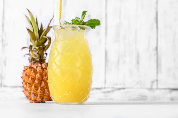 Copa Estilo Tiki Piña Cóctel Sobre Fondo Blanco — Foto de Stock