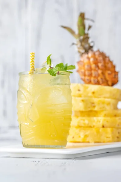 Bicchiere Cocktail Tiki All Ananas Sfondo Bianco — Foto Stock