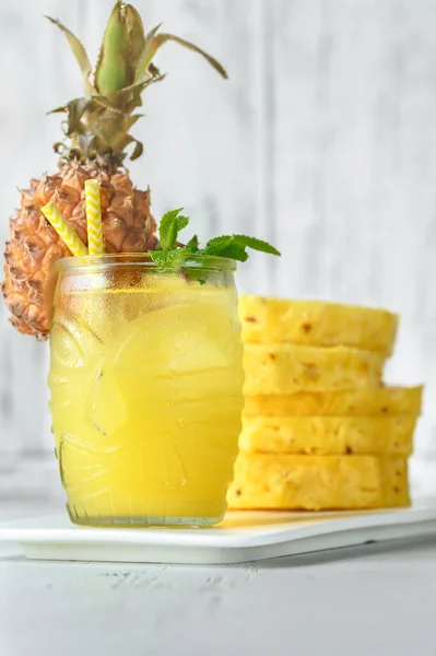 Bicchiere Cocktail Tiki All Ananas Sfondo Bianco — Foto Stock