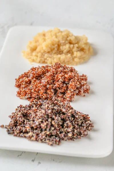 Weiße Rote Und Schwarze Gekochte Quinoa Auf Dem Teller — Stockfoto