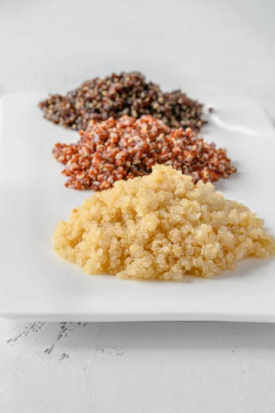 Weiße Rote Und Schwarze Gekochte Quinoa Auf Dem Teller — Stockfoto