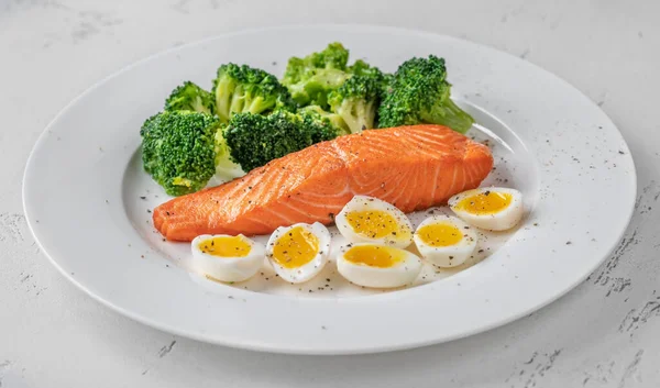 Porción Salmón Con Brócoli Huevos — Foto de Stock