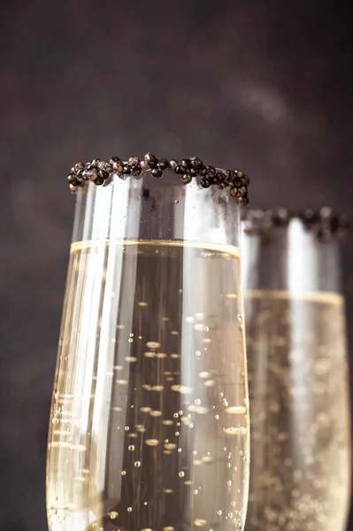 Flöjter Champagne Med Svart Kaviar Fälg — Stockfoto