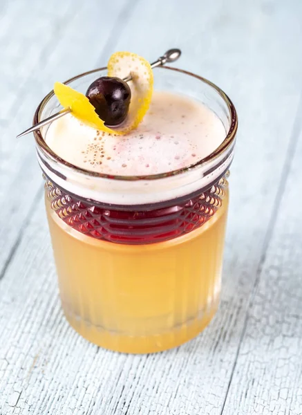 Glas New York Sour Garniert Mit Cocktailkirsche Und Zitronenschale — Stockfoto