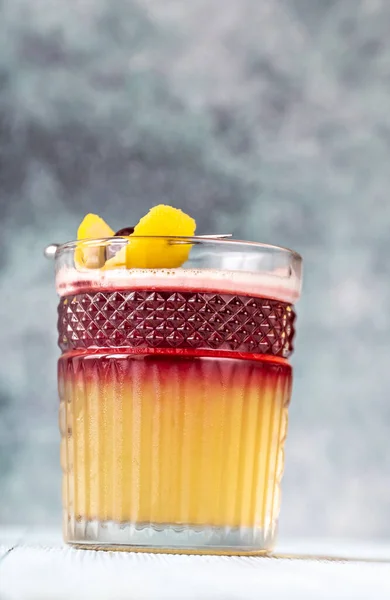 Bir Bardak New York Sour Kokteyl Kiraz Limon Kabuğuyla Süslenmiş — Stok fotoğraf