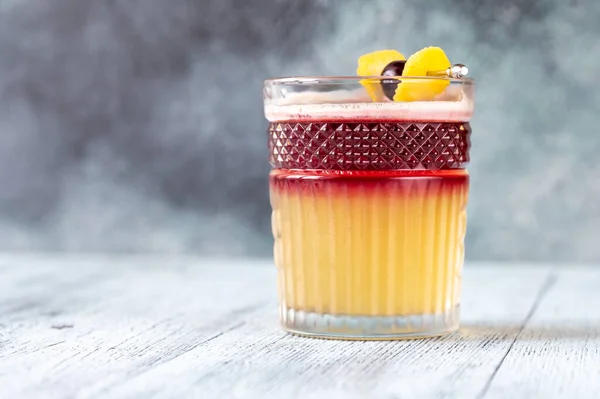 Bir Bardak New York Sour Kokteyl Kiraz Limon Kabuğuyla Süslenmiş — Stok fotoğraf