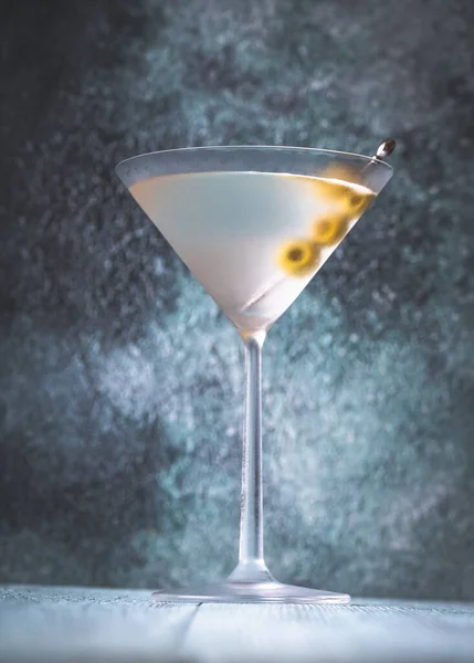 Bicchiere Martini Secco Con Olive Verdi — Foto Stock