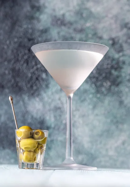 Glass Dry Martini Green Olives — Stock Photo, Image