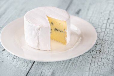 Tabaktaki beyaz küfün altındaki mavi peynir.