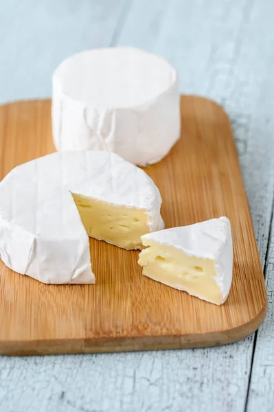 Queijo Camembert Tábua Corte Madeira — Fotografia de Stock