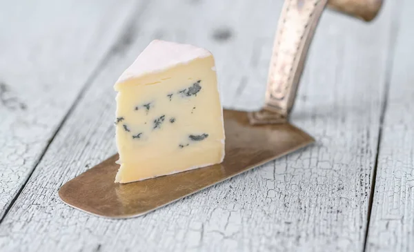 Wedge Van Blauwe Kaas Onder Een Korst Van Witte Schimmel — Stockfoto