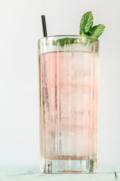 Glas Rosa Gin Tonic Und Cocktail — Stockfoto