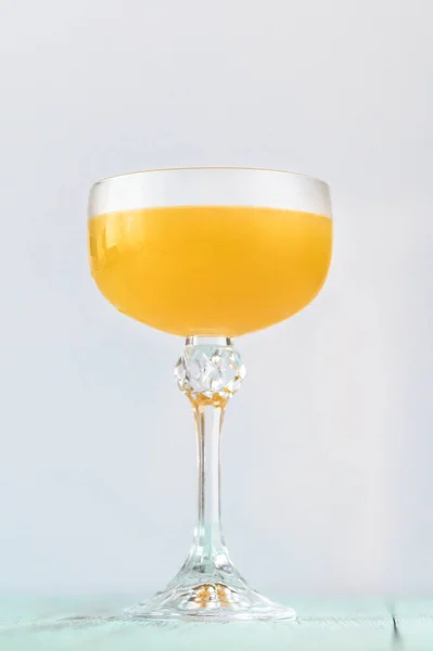Cocktail Paradise Preparato Con Gin Brandy Albicocche Succo Arancia — Foto Stock
