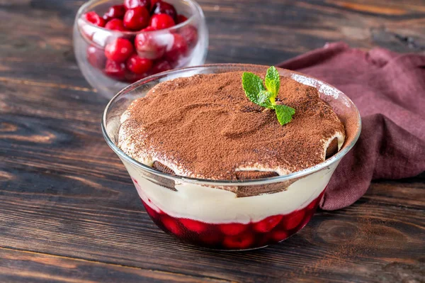 Glasschale Mit Dessert Mit Oreo Keksen Kirschen Und Frischkäse — Stockfoto