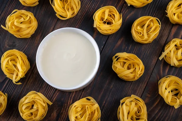 Skål Med Bechamelsås Med Tagliatelle Pasta — Stockfoto