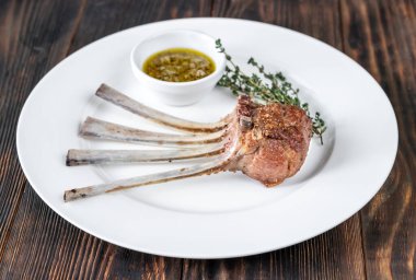 Soslu kuzu pirzolası.