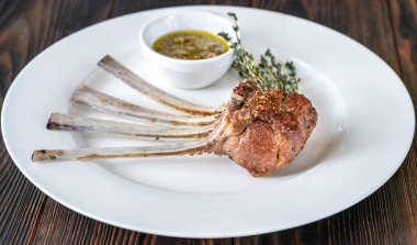 Soslu kuzu pirzolası.