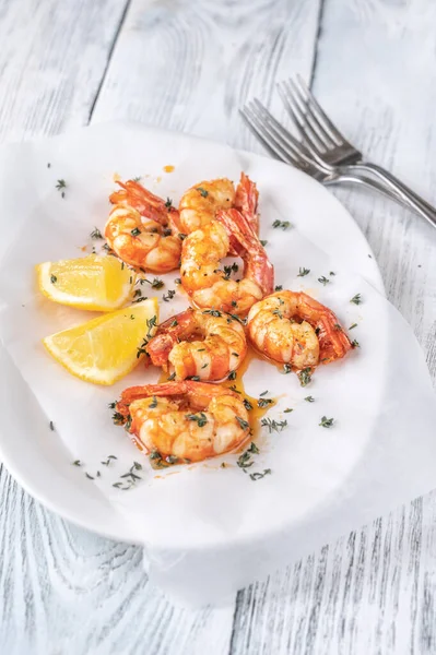 Gekochte Garnelen Mit Thymian Und Zitronenkeilen Auf Servierteller — Stockfoto