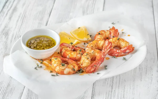 Cooked Shrimps Thyme Lemon Wedges Serving Plate — Stock Photo, Image