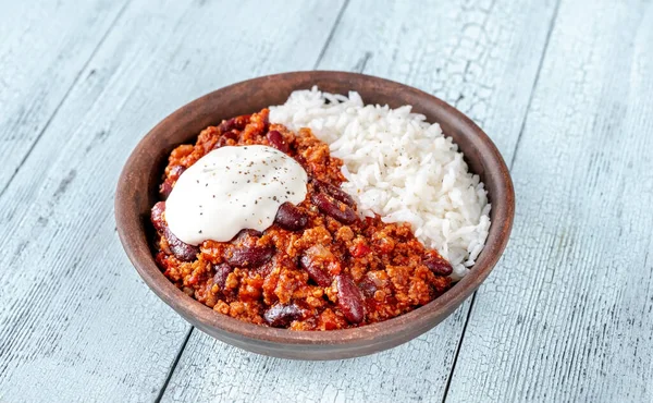 Schüssel Chili Con Carne Mit Reis Und Saurer Sahne — Stockfoto