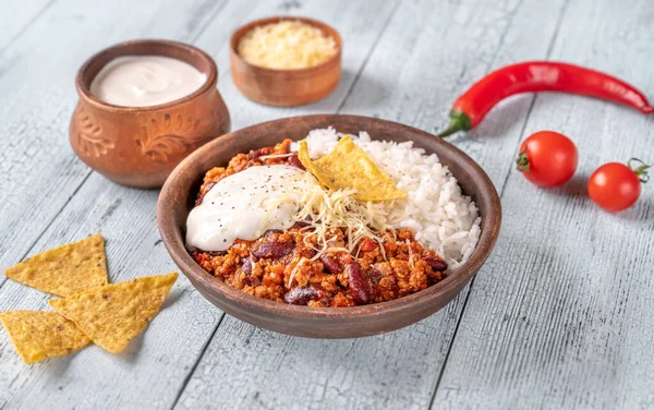 Chili Con Carne Serviti Con Riso Formaggio Grattugiato Tortilla Chips — Foto Stock