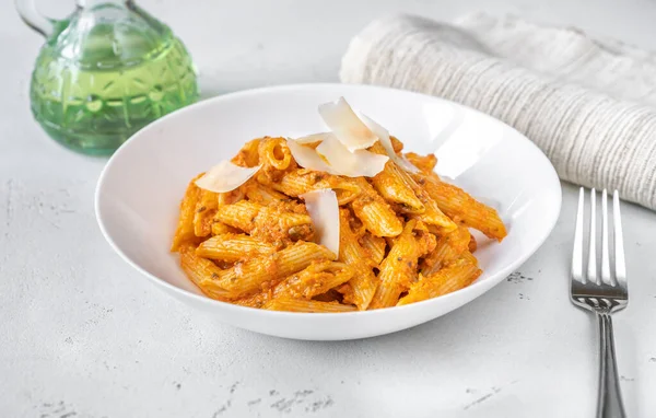 Porção Massa Penne Com Molho Pesto Laranja Perto — Fotografia de Stock