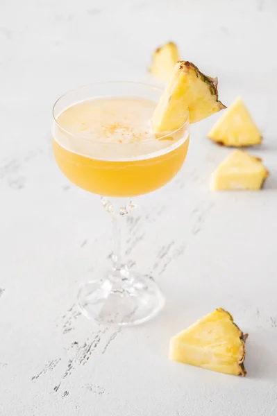 Glass Algonquin Cocktail Garnished Pineapple Slice — Stock Photo, Image